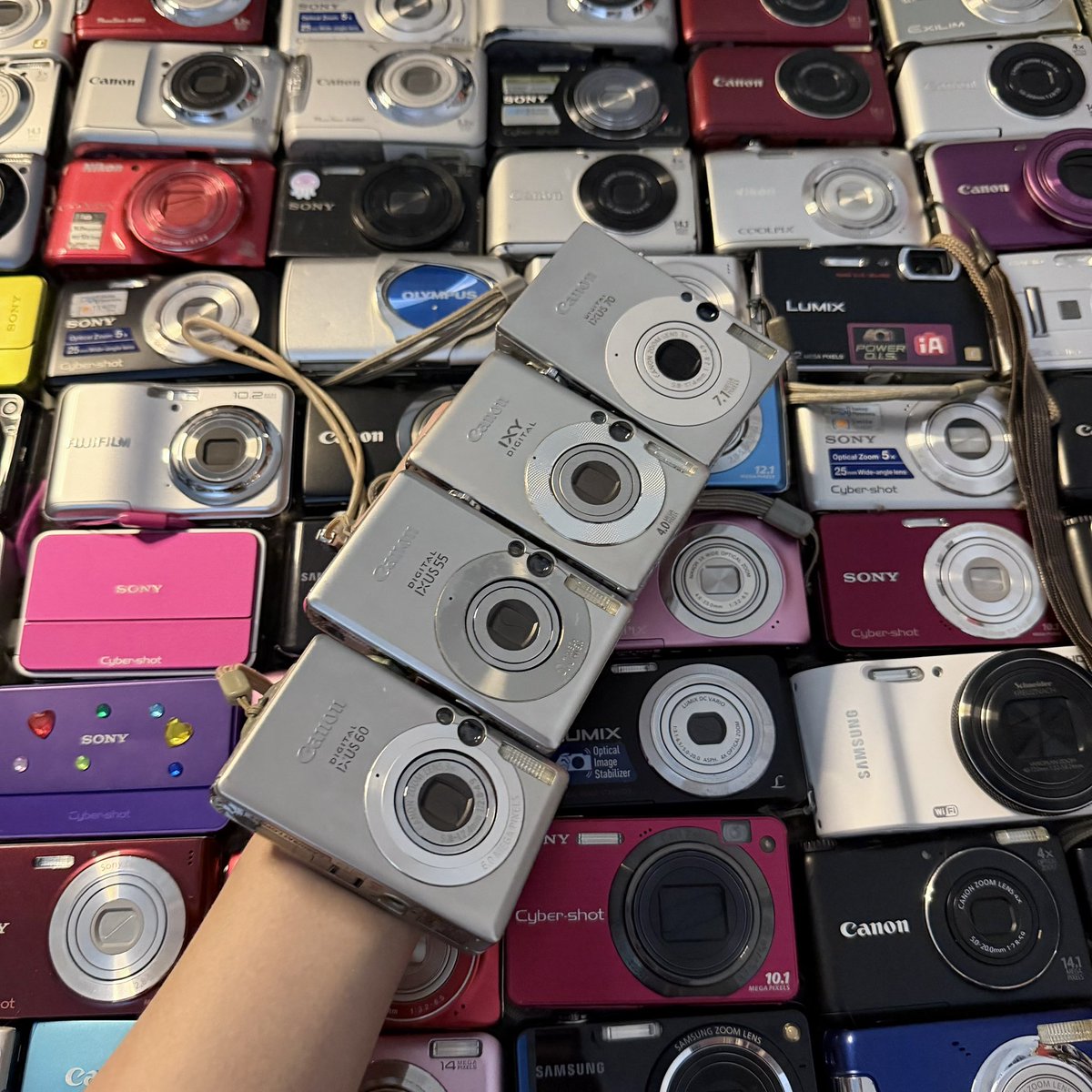 กล้องดิจิตอล พร้อมส่งกว่า 160 ตัว !! 📸
(มีมากกว่าในรูป) รอบนี้ราคาดีแน่นอน
เริ่มลงคืนนี้ 22:30 🪽 

📍rt + mention ปัก📍
ลด 100 บาททุกตัวค้าบ 
มีของแถมทุกออเดอร์ ! 🪩

(เดี๋ยวมาลงรายละเอียด+ราคาในเมนชั่นคับ)
ส่งฟรี j&amp;t / ส่งแมสได้ในกทม. 

#กล้องดิจิตอลมือสอง #กล้องดิจิตอล