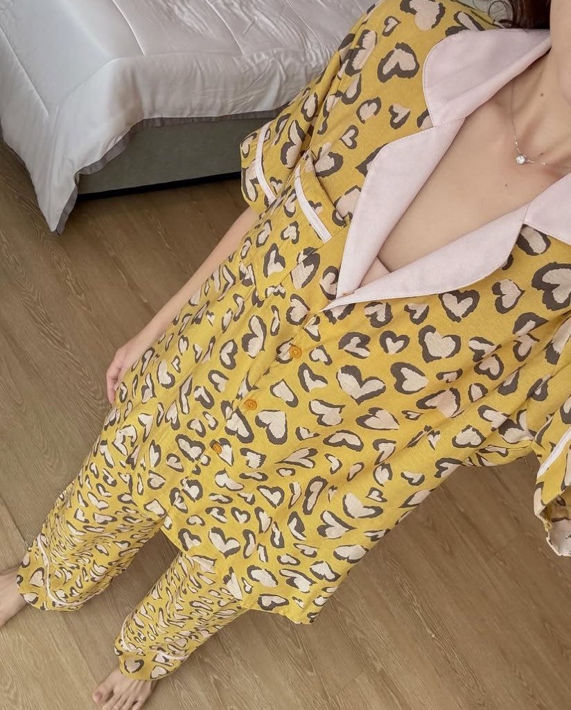 BAJU DASTER KAMU MINGGIR DULU🫵🏻

INI PIYAMA LUCU BANGET parahhh… motifnya gemes semua bikin galau mau pilih yang mana 😩 Bahannya rayon garment lembut banget, adem, jatuh, dipake tidur auto nyenyak