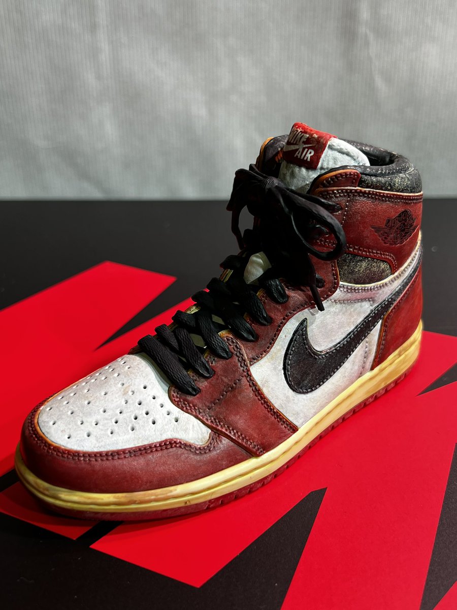 88BAYA's tweet photo. BANDAI NIKE AIR JORDAN 1 HIGH 85 MODEL KIT こっちのREVERSE SHADOWはシカゴカラーにしました。組んで塗って汚しをいれて。デカールお友達に作ってもらって。って感じ。 https://t.co/TrYpi12pc8