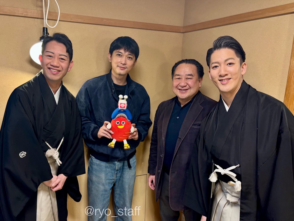 ryo_staff's tweet photo. 京都南座にて #曽根崎心中物語 を観劇した本日の吉沢。特別対談コーナーでは #国宝 に触れてくださり喜久雄こと吉沢も、うひゃひゃと笑っていました。 #南座で歌舞伎 撮影会にも張り切って参加📱笑
終演後、中村鴈治郎さん、中村壱太郎さん、尾上右近さんとご挨拶でき、貴重な記念撮影となりました😊📸 https://t.co/DrdOAzTUVn