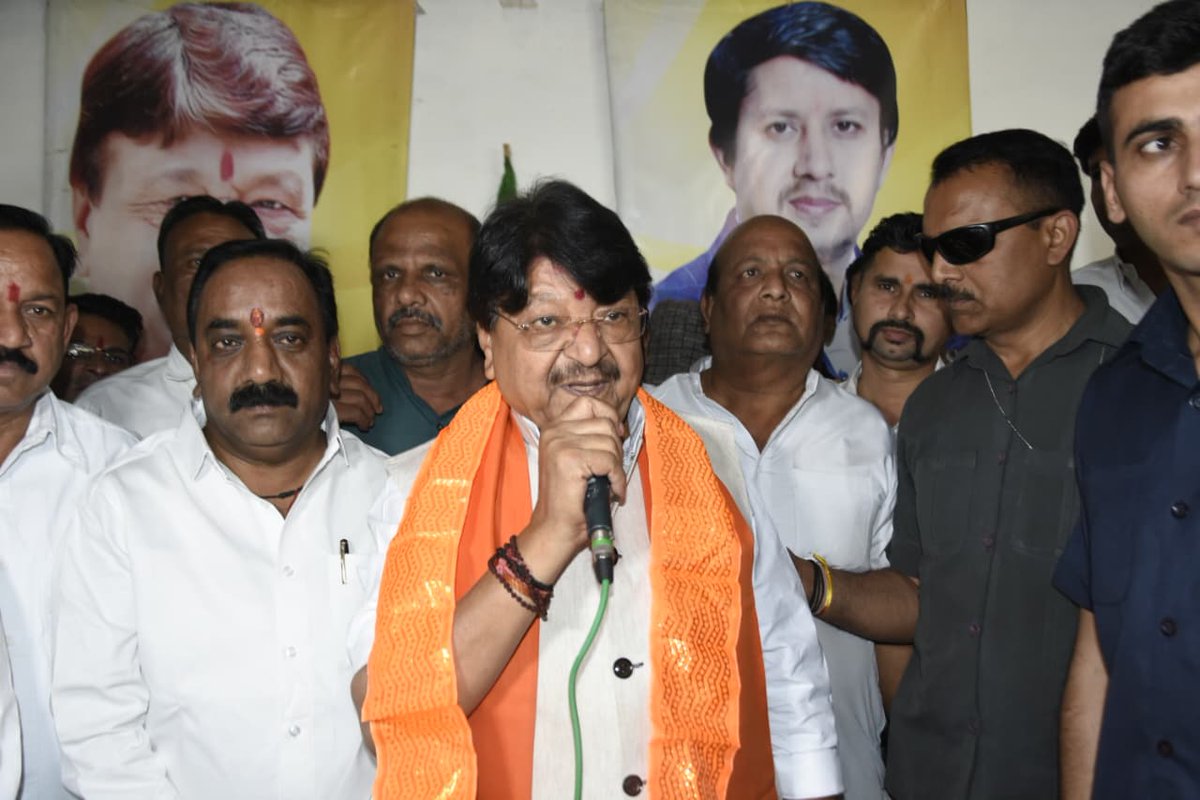 KailashOnline's tweet photo. आज इंदौर में भारतीय जनता पार्टी परिवार के सदस्यों के साथ राष्ट्रीय स्वयंसेवक संघ के शताब्दी वर्ष की प्रेरक यात्रा पर आधारित फिल्म ‘शतक’ देखने का अवसर ���्राप्त हुआ।

यह फिल्म राष्ट्रसेवा, अनुशासन एवं संस्कारों से निर्मित उस विराट परंपरा को सजीव रूप में सामने लाती है, जिसे संघ ने एक शताब्दी के निरंतर तप, त्याग तथा समर्पण से समाज जीवन में स्थापित किया है।

बीते सौ वर्षों में संघ ने अनगिनत स्वयंसेवकों को राष्ट्र के प्रति समर्पित जीवन का संस्कार दिया है। ‘शतक’ उसी संकल्प, समर्पण तथा राष्ट्रीय चेतना की प्रेरणादायी गाथा को प्रभावी ��ंग से अभिव्यक्त करती है। 

इस अवसर पर धरमपुरी विधायक श्री कालू सिंह ठाकुर जी सहित भाजपा परिवार के अनेक साथी उपस्थित रहे।