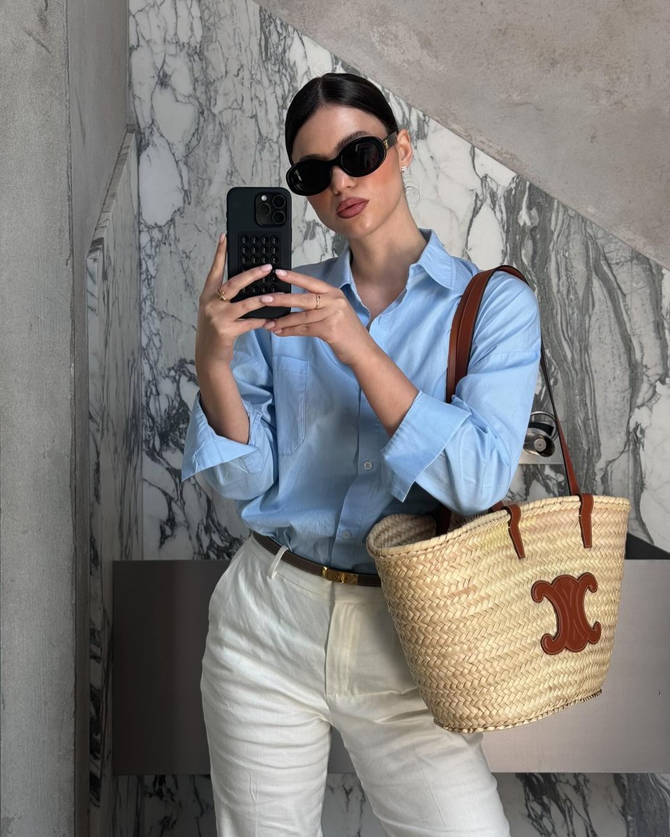 CallistaJaneer's tweet photo. I've been loving this clean color scheme lately
A blue shirt + white pants, you can never go wrong
#OutfitOfTheDay #SummerCommuting #MinimalistOutfit #FrenchStyle #ElegantOutfit https://t.co/s2rfcXi9GD