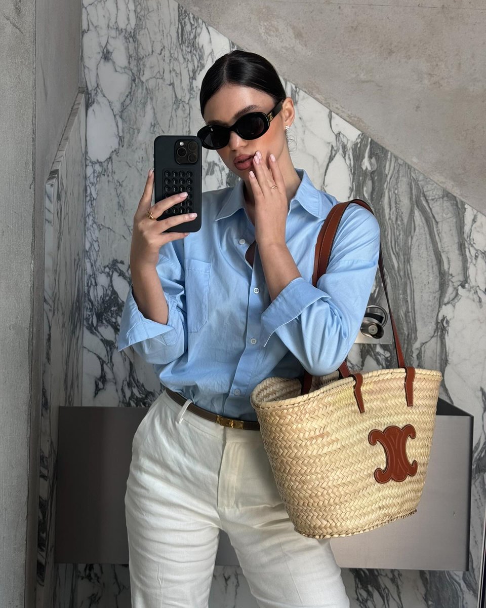 CallistaJaneer's tweet photo. I've been loving this clean color scheme lately
A blue shirt + white pants, you can never go wrong
#OutfitOfTheDay #SummerCommuting #MinimalistOutfit #FrenchStyle #ElegantOutfit https://t.co/s2rfcXi9GD