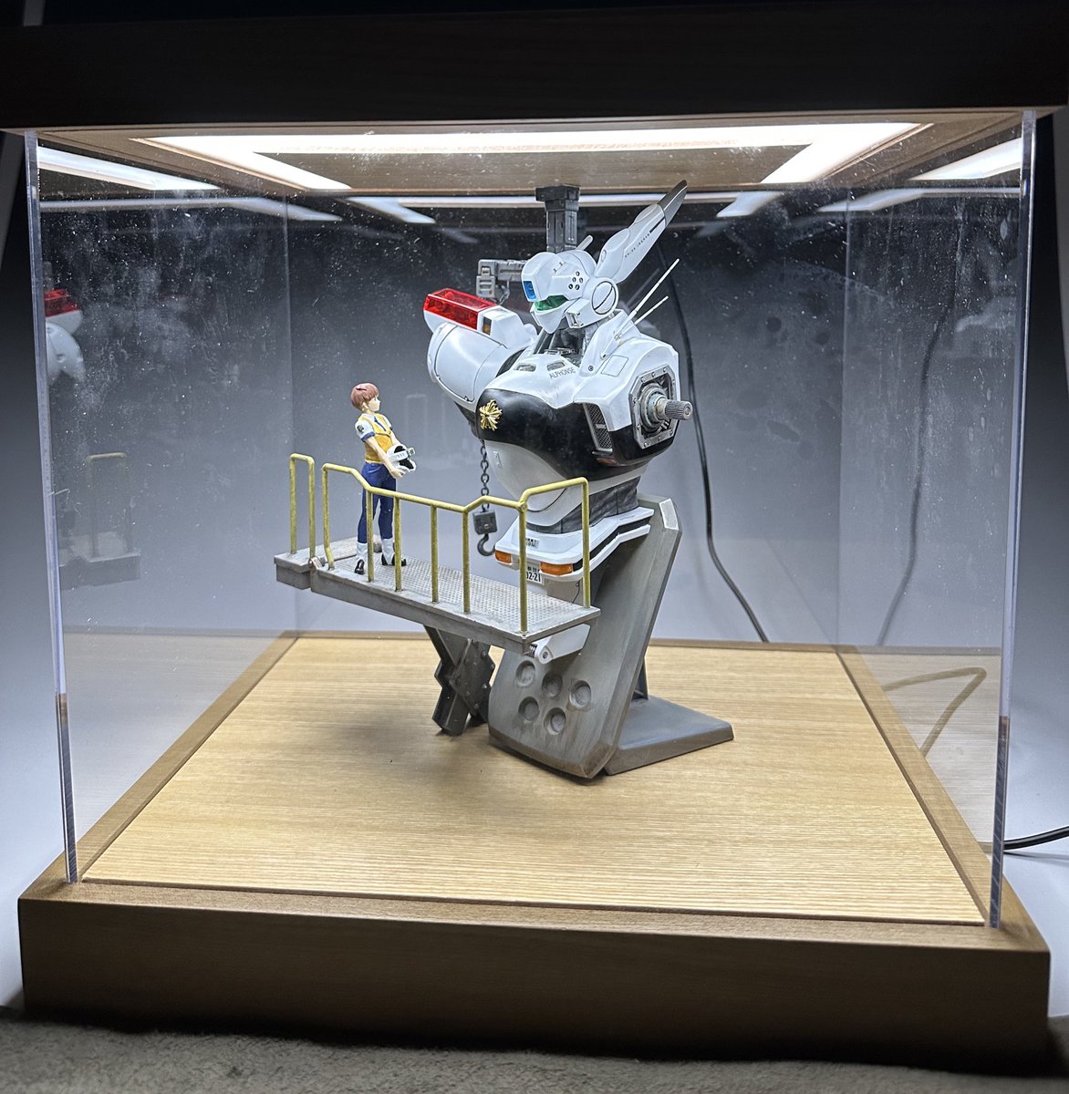 haduking4179's tweet image. 機首コレクションアルフォンス完成。
とりあえず撮影しようとセッティングしましたがアクリルが反射してスマホの裏が😂
箱は他の作品でも使うので塗装せず出力したデカールは貼りました。
あとちゃんとアクリル拭けよと💦
#Maxfactory
#PLAMAX
#パトレイバー