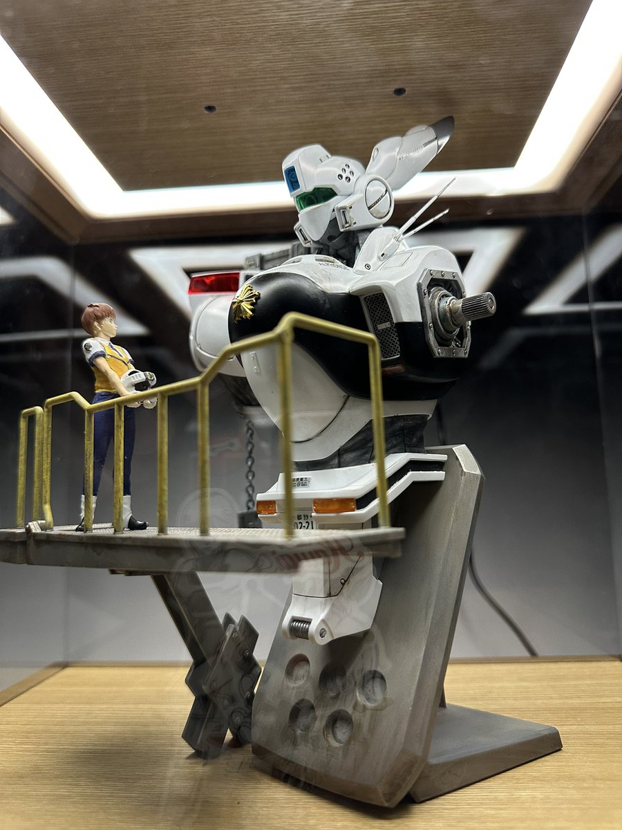 haduking4179's tweet image. 機首コレクションアルフォンス完成。
とりあえず撮影しようとセッティングしましたがアクリルが反射してスマホの裏が😂
箱は他の作品でも使うので塗装せず出力したデカールは貼りました。
あとちゃんとアクリル拭けよと💦
#Maxfactory
#PLAMAX
#パトレイバー