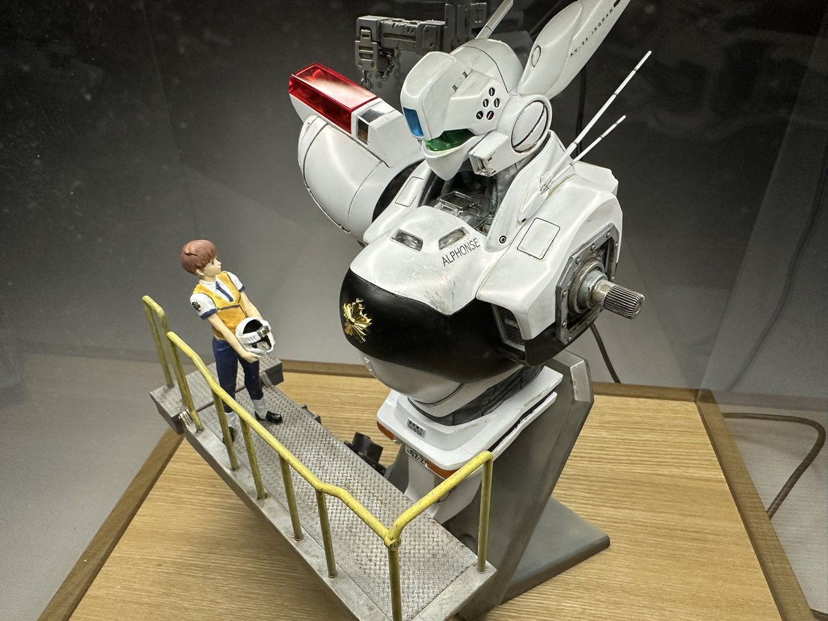 haduking4179's tweet image. 機首コレクションアルフォンス完成。
とりあえず撮影しようとセッティングしましたがアクリルが反射してスマホの裏が😂
箱は他の作品でも使うので塗装せず出力したデカールは貼りました。
あとちゃんとアクリル拭けよと💦
#Maxfactory
#PLAMAX
#パトレイバー