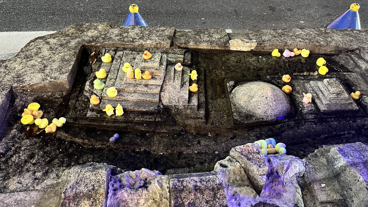 名駅南の歩道にあるオブジェに謎の生態系が誕生している…