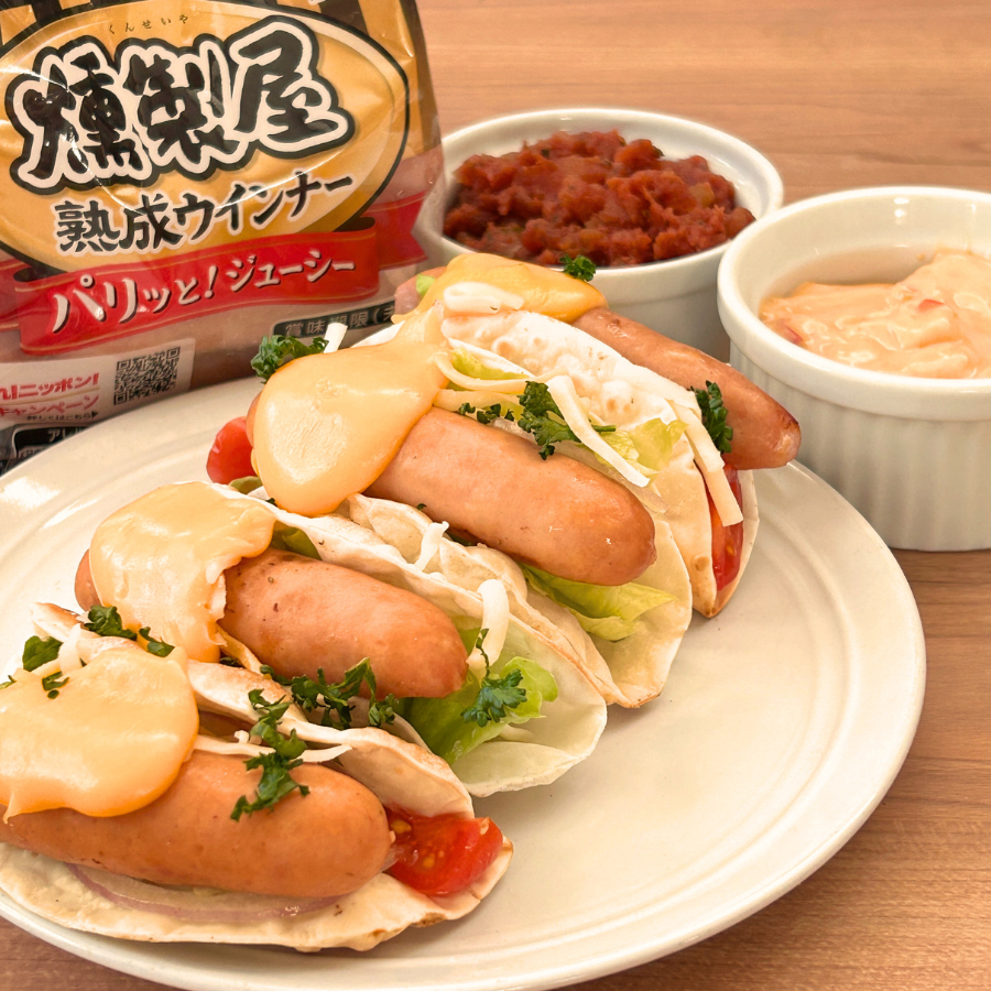 marudai_wanpaku's tweet photo. 今流行りのタコスを、燻製屋熟成ウインナーでアレンジ。
とろ～りチーズと、アボカドのなめらかさが広がった瞬間、燻製屋ウインナーの旨みと肉汁が追いかけてくる。ソースをたっぷり付けたら、噛むというより、気づいたら飲んでた。口の中、幸せです。 https://t.co/HLbzBANBV2