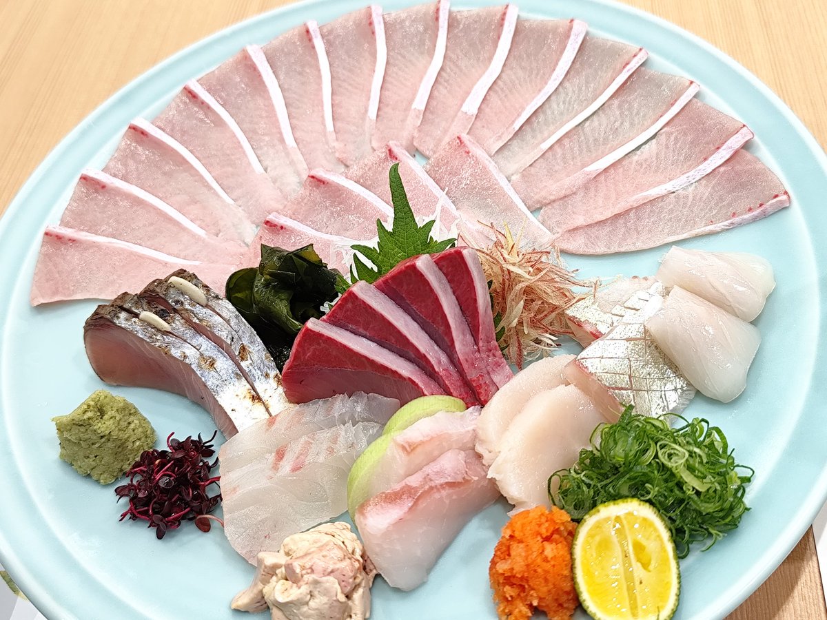 Sw_turi's tweet photo. 船長がやってるお店で調理してもらったら食いきれないくらいの量出てきた💦
これはその一部 https://t.co/did4xBBtGf