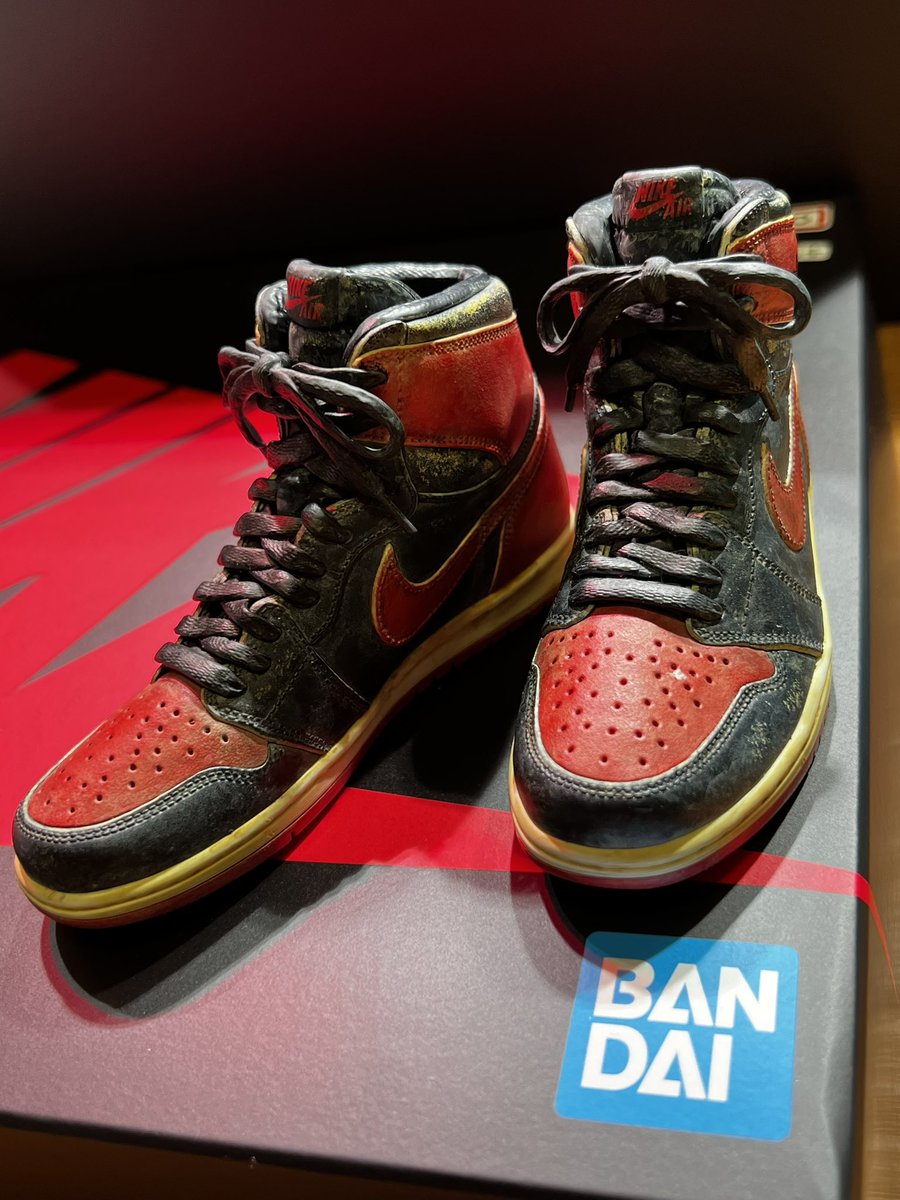 88BAYA's tweet photo. BANDAI NIKE AIR JORDAN 1 HIGH 85 MODEL KIT を組んで塗って汚して、それっぽくしてみた。シュータンロゴはお友達にデカール作ってもらいました。こっちはSHADOWだったかな？REVERSE SHADOWはシカゴカラーにしました https://t.co/YulBsX9beP