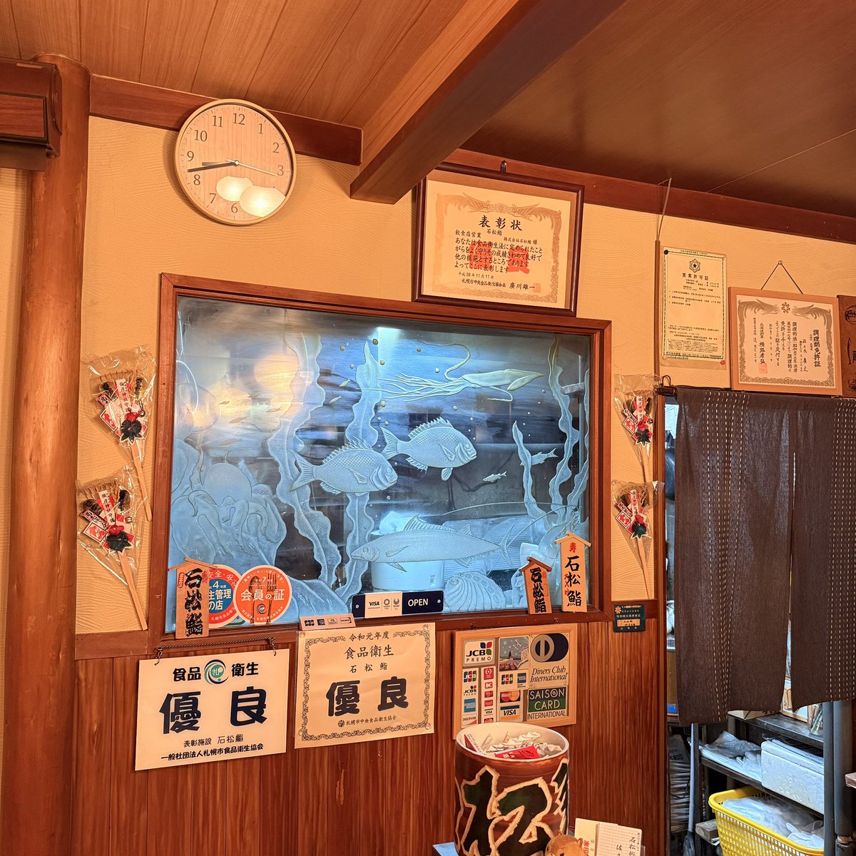 tybb5382's tweet photo. 札幌狸小路，不经意进到一家人很少的寿司专门店，店开了 70 多年，老两口经营了 40 多年。挺奇妙。 https://t.co/2zDBqif6Z6