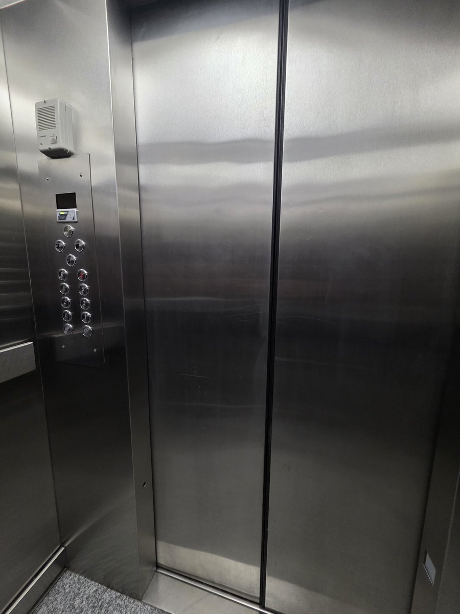 Judithcalmels's tweet image. Mi mañana arrancó encerrada en el ascensor de Rentas de #Neuquén.  No funciona. Ustedes bien ?