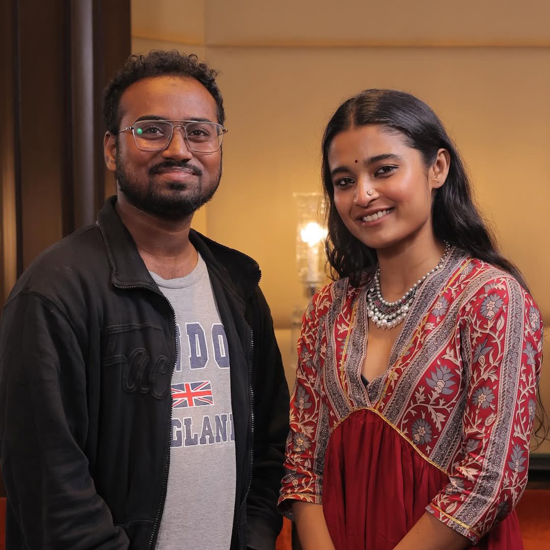 aadilupdates's tweet photo. 🎬 Happy Birthday Talented Actress Chaitra J Achar 🎉

A performer who proves that subtle acting can leave the strongest impact.🎭✨

Wishing her more powerful roles and memorable performances ahead! 🌟

#HappyBirthdayChaitraJAchar #KannadaCinema #WomenInCinema https://t.co/wgsFKjcCUj
