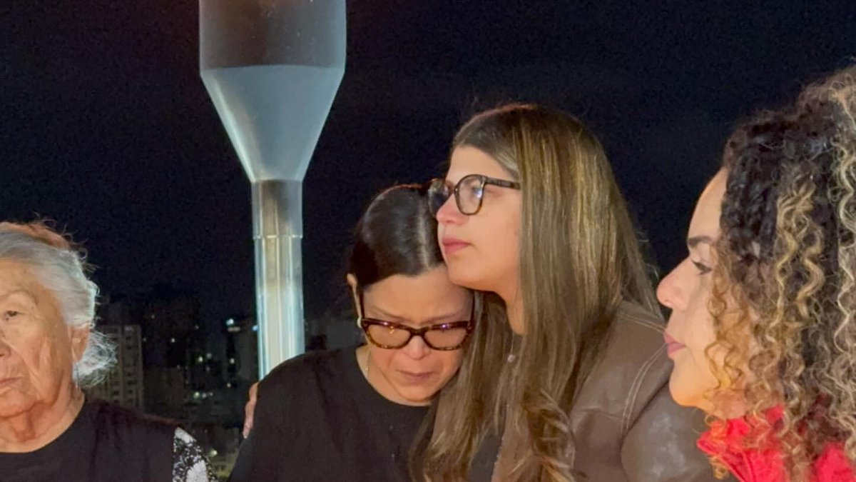 NERDYVARGAS's tweet photo. Entre lágrimas hijas de #Chavez desde el cuartel de montaña en Vigilia a 13 años de su Siembra. https://t.co/PaoVzEBv8u