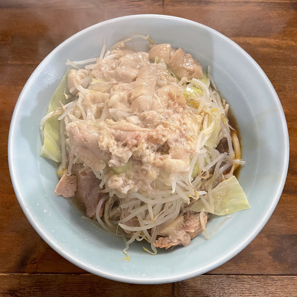 taka_point's tweet photo. 【凛 砂町】東京都江東区東砂
・しょうゆラーメン 汁なし

［スープ］醤油ダレ
［麺］太麺平打ストレート
［具材］チャーシュー・キャベツ・モヤシ・背脂

https://t.co/JTY8LNkwGO

#凛砂町店 #凛砂町 #凛 #二郎系ラーメン #二郎系 #汁なし #ラーメン #らーめん #拉麺 #醤油ラーメン #ramen https://t.co/YcUgPhBv1D