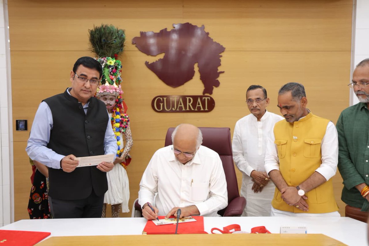 “કવાંટ ગેર મેળા”ની સાંસ્કૃતિક મહત્તાને ઉજાગર કરતી ટપાલ ટિકિટ અને વિશેષ કવરની પ્રથમ પ્રતનું ગાંધીનગરમાં અનાવરણ કર્યું. 

રાજ્યની સમૃદ્ધ આદિવાસી પરંપરાઓ અને સાંસ્કૃતિક ધરોહરને રાષ્ટ્રીય-આંતરરાષ્ટ્રીય સ્તરે ઓળખ અપાવવાની દિશામાં આ પહેલ એક મહત્ત્વપૂર્ણ પગલું સાબિત થશે.

રાજ્યની