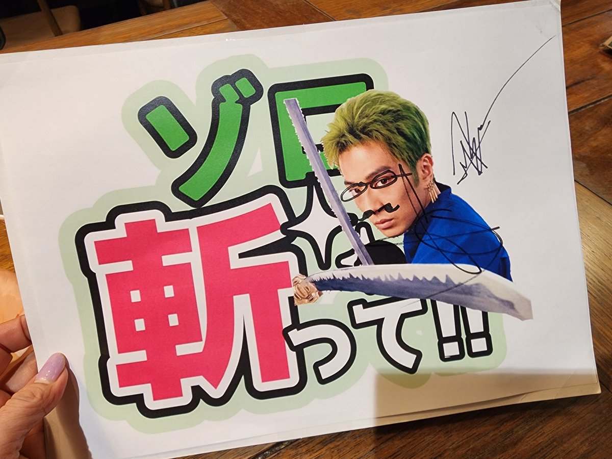 mizumizu22492's tweet photo. Iñaki Godoyが最高過ぎた🤣www
まっけん推しの娘がサインもらった時、ゾロにメガネ落書きしてたよ😆😆😆
#OnePieceFanVoyage #OnePieceNetflix #実写のワンピ    #ネトフリワンピ    #OnePiece
#IñakiGodoy #新田真剣佑 https://t.co/BFvUNd0rqL