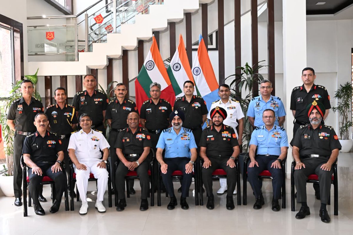 ia_awc's tweet image. Air Chief Marshal AP Singh #CAS emphasizes jointness &amp;amp; studying past conflicts to evolve capabilities at #AWC JOCAP.Focus on core tasks &amp;amp; realistic training in contested environment is key to achieving future military objectives.#Jointness #FutureReady @adgpi @artrac_ia @IAF_MCC