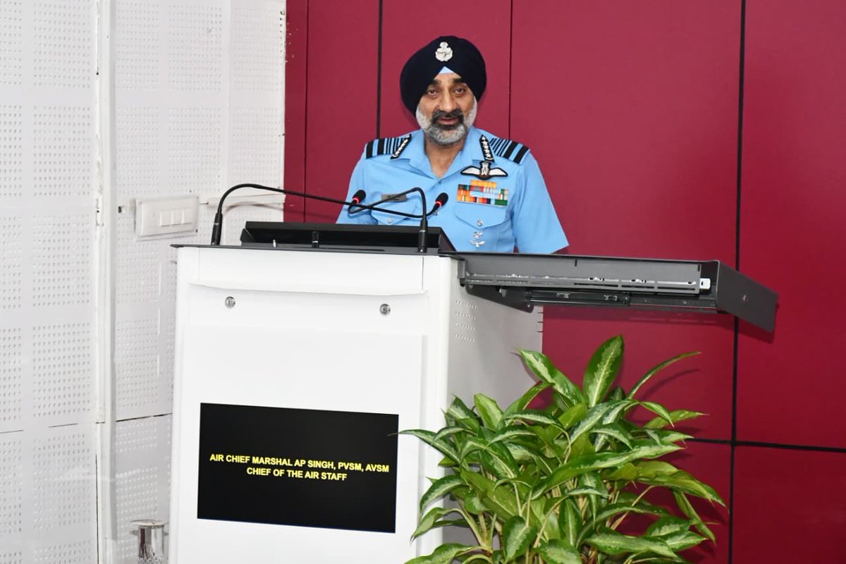 ia_awc's tweet image. Air Chief Marshal AP Singh #CAS emphasizes jointness &amp;amp; studying past conflicts to evolve capabilities at #AWC JOCAP.Focus on core tasks &amp;amp; realistic training in contested environment is key to achieving future military objectives.#Jointness #FutureReady @adgpi @artrac_ia @IAF_MCC