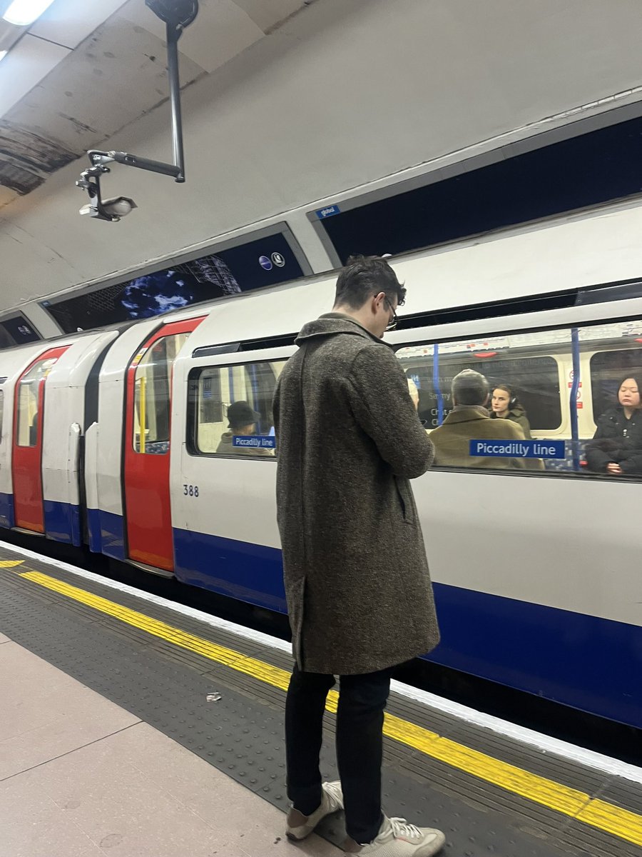 london0range's tweet photo. 브저4 다 본 기념
즌4 나오기 몇 주 전 1월에 킹크역에서 루크톰슨 자만추한 사진 방출••• https://t.co/X99crnLyuQ