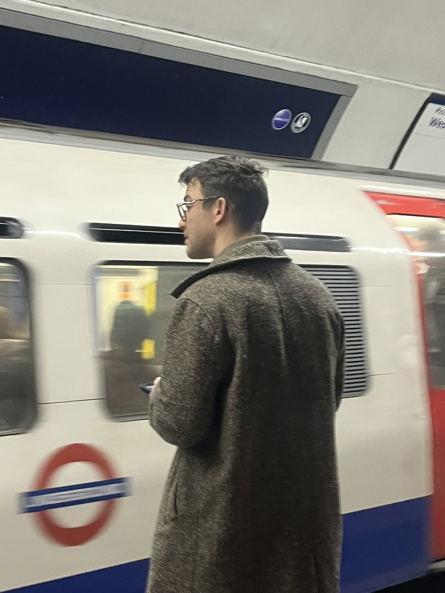 london0range's tweet photo. 브저4 다 본 기념
즌4 나오기 몇 주 전 1월에 킹크역에서 루크톰슨 자만추한 사진 방출••• https://t.co/X99crnLyuQ