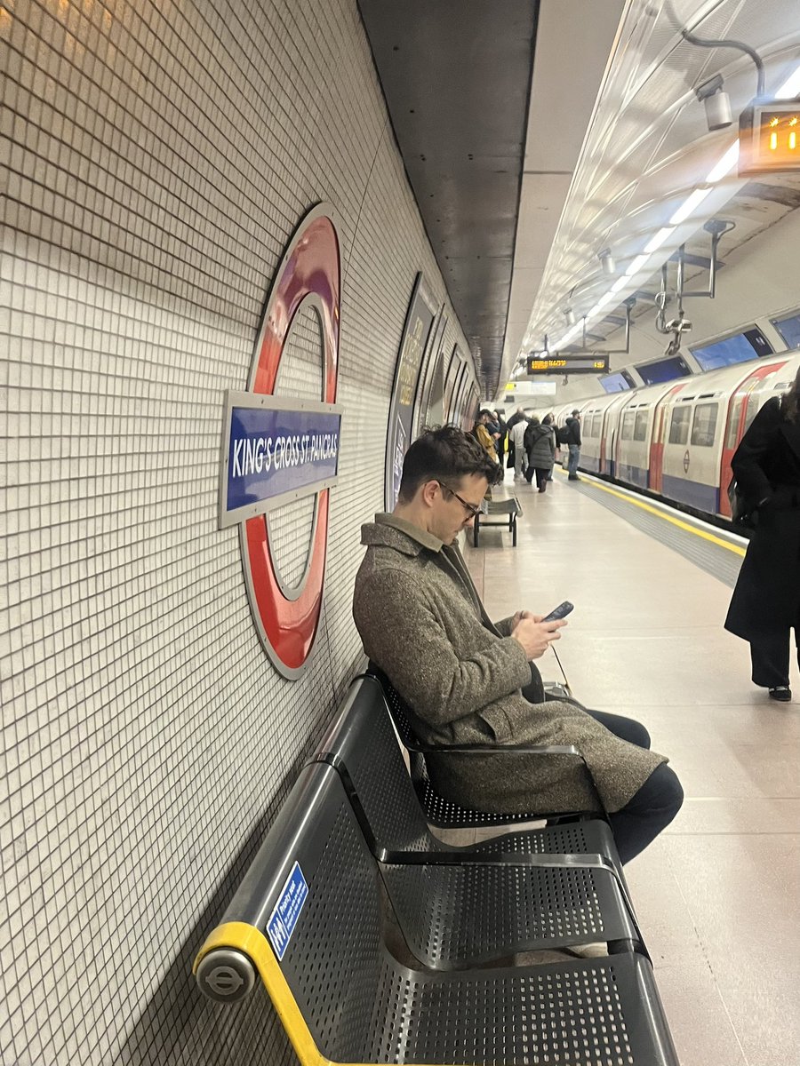 london0range's tweet photo. 브저4 다 본 기념
즌4 나오기 몇 주 전 1월에 킹크역에서 루크톰슨 자만추한 사진 방출••• https://t.co/X99crnLyuQ