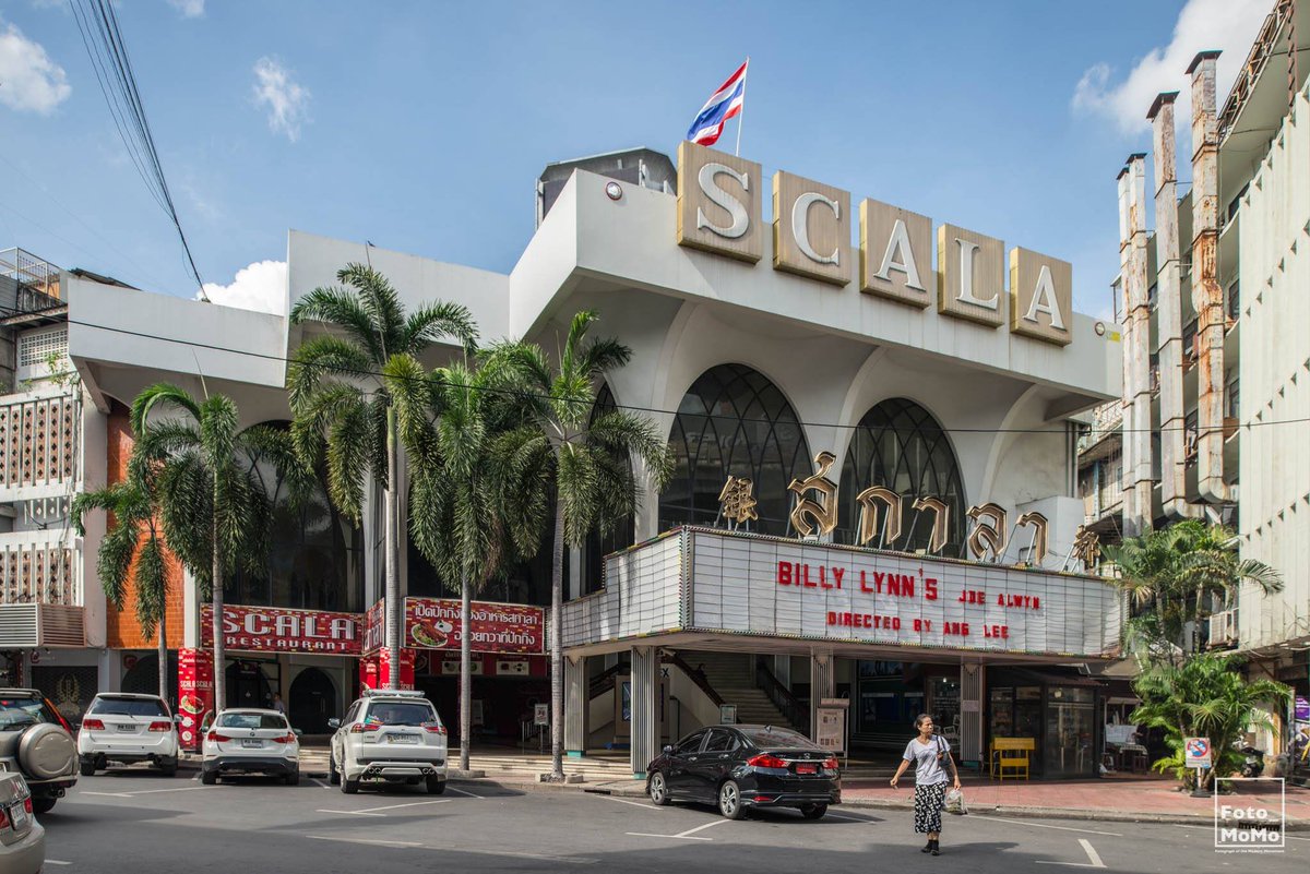 ซึ่ง 'คุณค่า' ไม่ได้ถูกวัดที่ 'ความเก่า' ประการแรกคือ 'โครงสร้าง' อันโดดเด่นของสกาล่า ก่อให้เกิดรูปทรงและที่ว่างที่มีความพิเศษ ไม่ซ้ำกับโรงภาพยนตร์แห่งไหนในเอเชีย 'โถงทางเข้า' ที่จงใจ 'เฉียง' ไม่ขนานไปกับแนวถนน โดดเด่นจากตึกแถวโดยรอบ รวมถึงหน้าต่างกระจกโค้งขนาดใหญ่ (2)