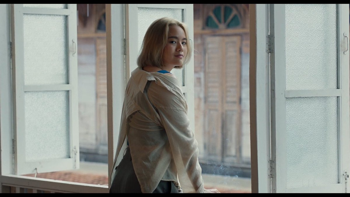 อยากเชียร์ให้ทุกคนหาดู
ทะเลของฉัน มีคลื่นเล็กน้อย ถึงปานกลาง (Solids by the Seashore) เซ็ทติ้งอยู่ในจังหวัดสงขลา เล่าถึงความสัมพันธ์ที่ก่อตัวขึ้นของสาวมุสลิมกับศิลปินสาวจากเมืองกรุงคู่ไปกับปัญหาการสร้างเขื่อนหินกั้นคลื่น การเมืองระดับท้องถิ่น และประเด็นทางศาสนา (อย่างเป็นกลางมาก)