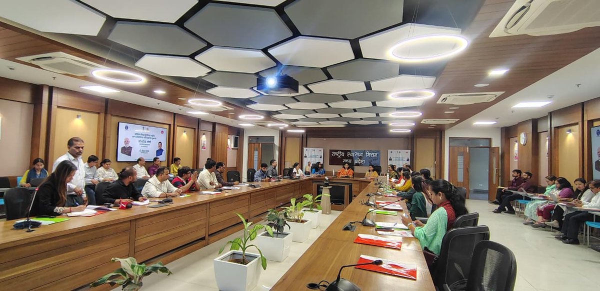 mp_iec's tweet photo. आज एनएचएम कार्यालय में सोशल इन्फ्लुएंसर मीडिया कार्यशाला का आयोजन किया, मिशन संचालक ने उपस्थित प्रतिनिधियों को एचपीवी टीकाकरण के संबंध में जानकारी देते हुए कहा कि एचपीवी टीका एक सुरक्षित और प्रभावी टीका है, यह जानकारी जन-जन तक पहुंचाये... https://t.co/u0HEV4lc1S
