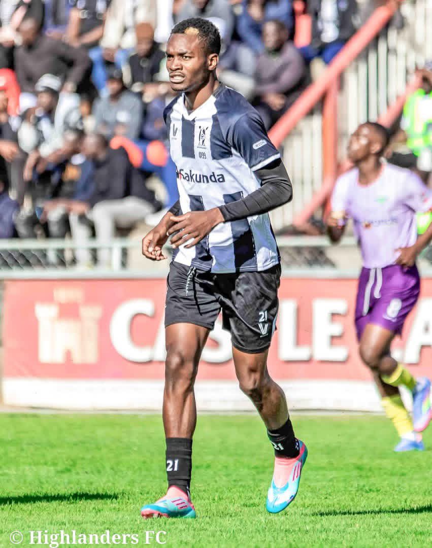 Emkaay16's tweet photo. How many goals for the @HighlanderBosso’s forward NEVER RAUZHI this season. As he’s set to face his former paymasters @BulawayoChiefs  this coming Sunday at Barbourfields stadium in a season opener . #BOSSO VS #AMANINJA. #BULAWAYODERBY. # not results, goals matter https://t.co/vDmyxZBTGY