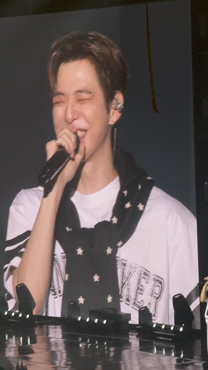 ตกหลุมรักเพราะรอยยิ้มบ้าๆ นั่น เหมือนเห็นเขาแล้วโลกทั้งใบที่เฉาๆ กลับสดใส พร้อมแววตาเหมือนลูกหมาที่จริงใจ แต่อยู่กับเขามานานขนาดนี้ เพราะทัศนคติ ผลงาน และตัวตน