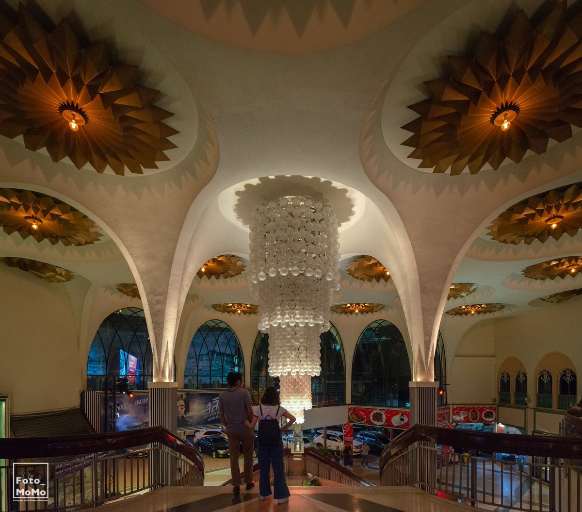 โครงสร้างของสกาล่า แสดงชั้นเชิงของ 'การหล่อคอนกรีตเสริมเหล็ก' ให้เป็นรูปทรงซับซ้อน ที่แม้แต่สมัยนี้ยังยากจะเลียนแบบ เสาสี่เหลี่ยมที่บานออกเป็นรูปร่ม ก่อนจะหลอมรวมเป็นฝ้าเพดานรูปกลม ต่อเนื่องและไหลลื่นกันไปทั้งผืน ออกแบบโดยสถาปนิกอย่าง 'จิระ ศิลป์กนก' ที่ยากจะเลียนแบบได้ (3)