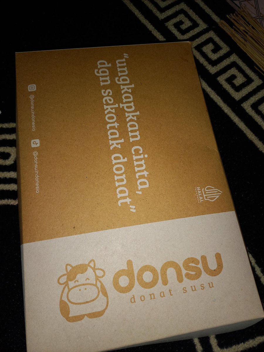 bleumonc's tweet photo. To remember my sweet 27th. Makasih banyaaak my old friends yg muncul ke permukaan dan turut mengucapkan, buat tmn2 kantor dgn surprise yg mudah ketebak itu wkaka. Feel blessed and grateful🥹🥰😚🤍🤍 https://t.co/lATCCzZ6fG