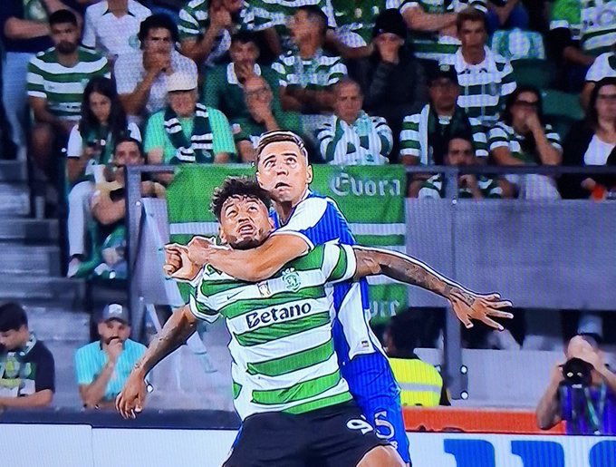 O Bednarek aqui neste lance queria fazer o quê?