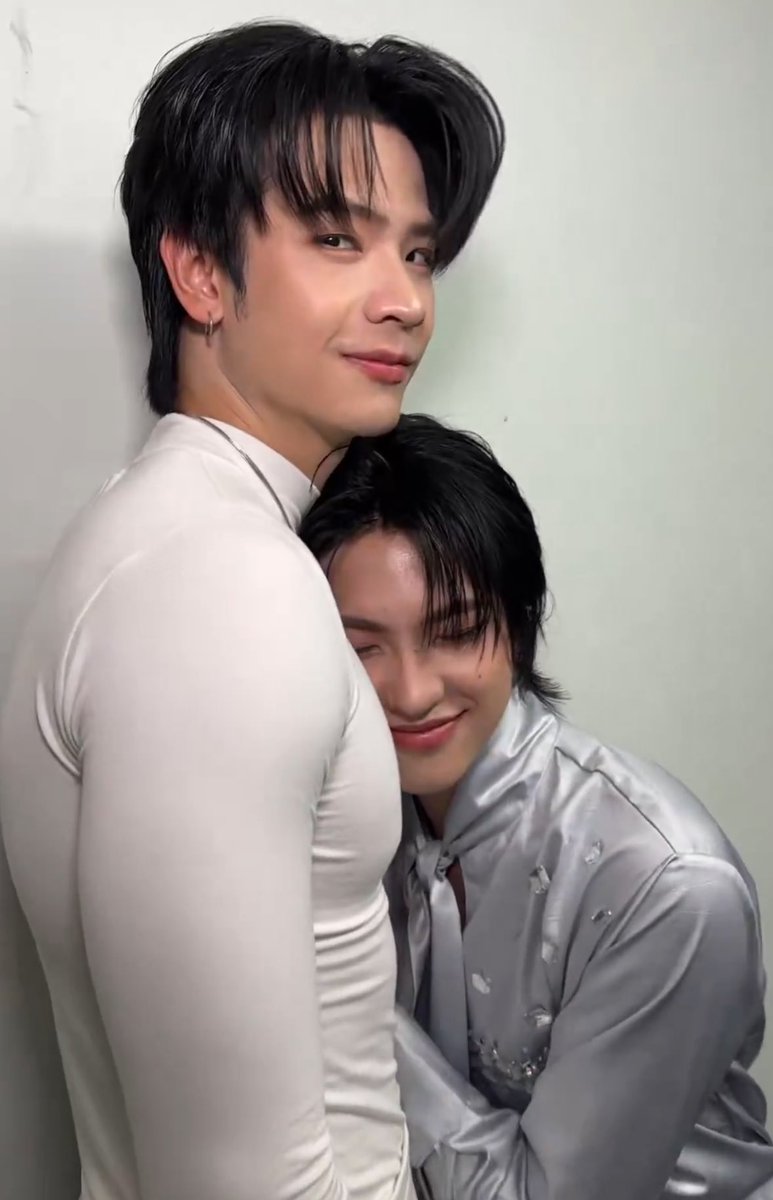 lovelyuhao's tweet photo. HELLO?????? https://t.co/LLBCdaT5zK