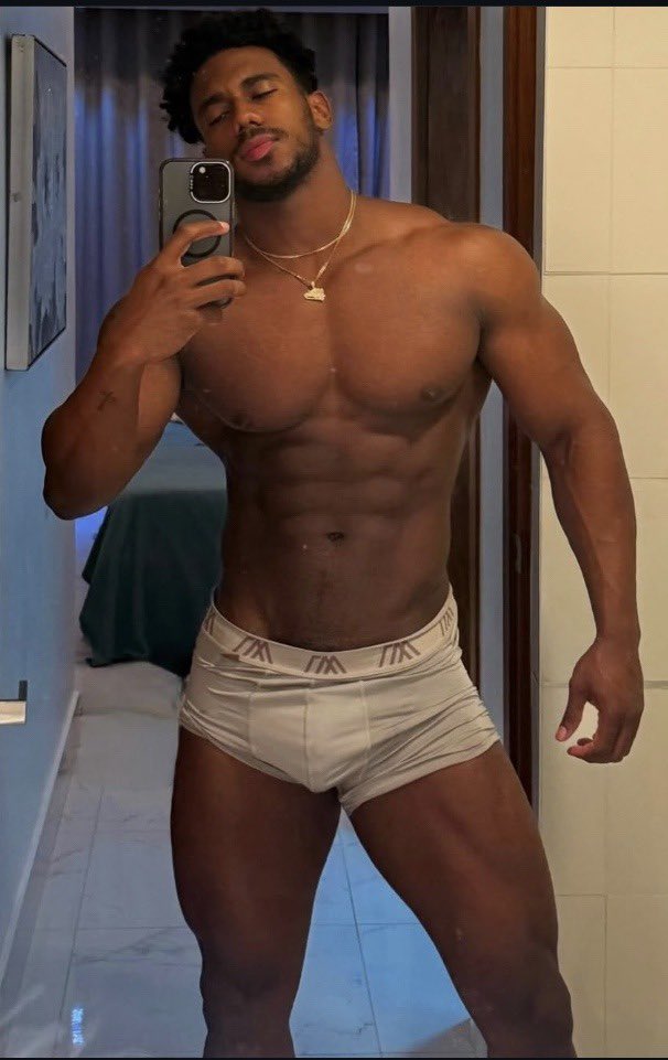 matureluv1's tweet image. A king should greet his court properly…
Good morning. Were you waiting for me? 👑
#melanin
#fitmen
#kingenergy