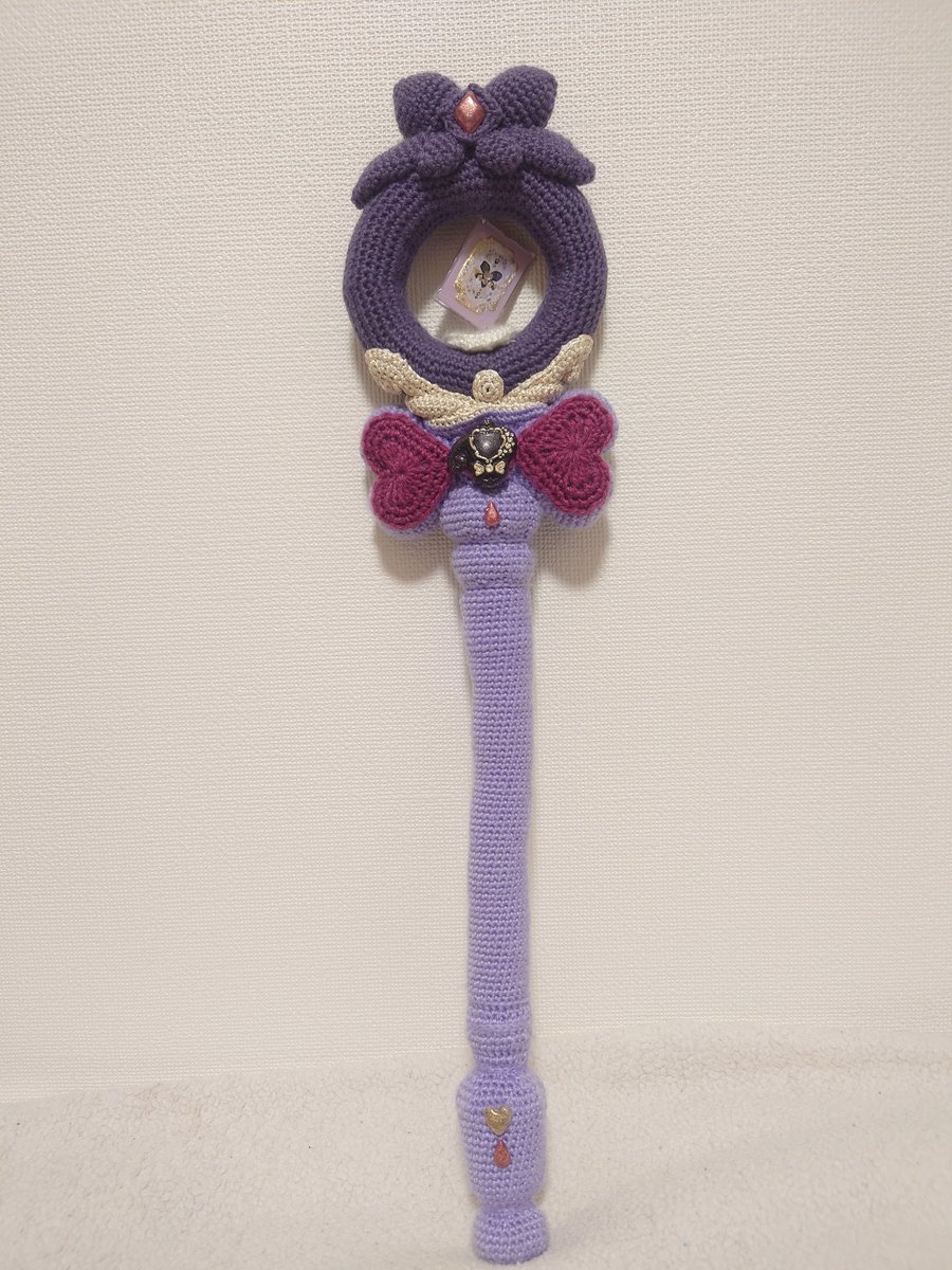 roa_handmade_'s tweet photo. 名探偵プリキュア
アルカナシャドウのステッキ

真ん中のカードは回る仕様
かぎ針編み&amp;レジンパーツ
マコトジュエルはガチャのやつ型とって作った

アルカナシャドウ登場に間に合ってよかった！

#名探偵プリキュアǃ 
#たんプリ https://t.co/0YW1jX5I9K