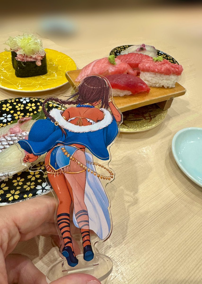 両面アクスタが110円で手に入るのは明日まで！

両面なのでこうやって色んなものを見せてあげることが出来ます🍣