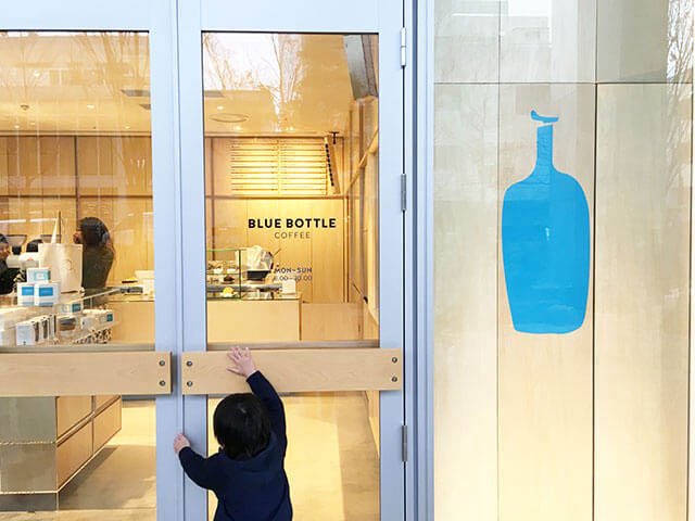 techtechchina's tweet image. ☕️ #BlueBottleCoffee just got a new owner from China.

#Nestlé sold the cult coffee brand's global store operations to Centurium Capital - the same firm that saved #LuckinCoffee and built it into a 31,000-store empire.

The deal: Nestlé keeps the profitable parts (capsules,