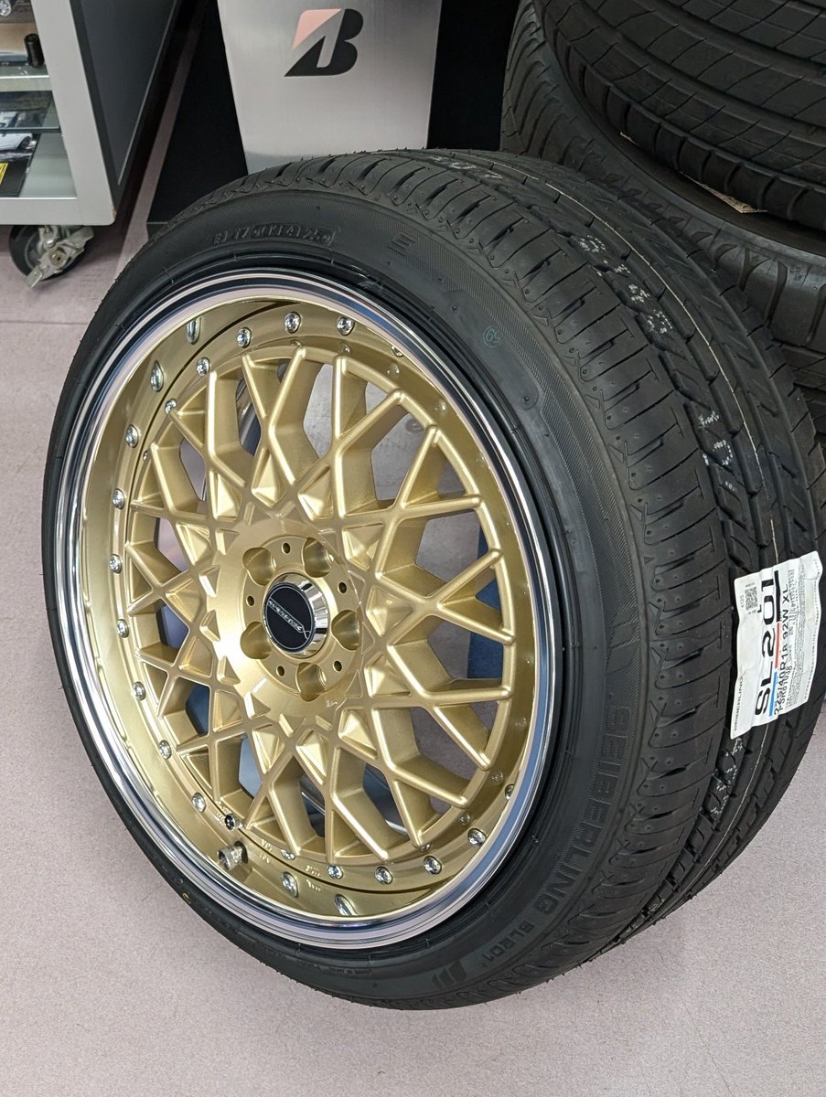 tky_jp55's tweet photo. 待ちに待った新しいホイールが届いたー！
タイヤも組んでもらって引っ張り気味にしてもらいました！仕事の都合もあり実際車に取り付けるのは4月入ってから…🤔💭
 #ホイール https://t.co/U7zni9i400