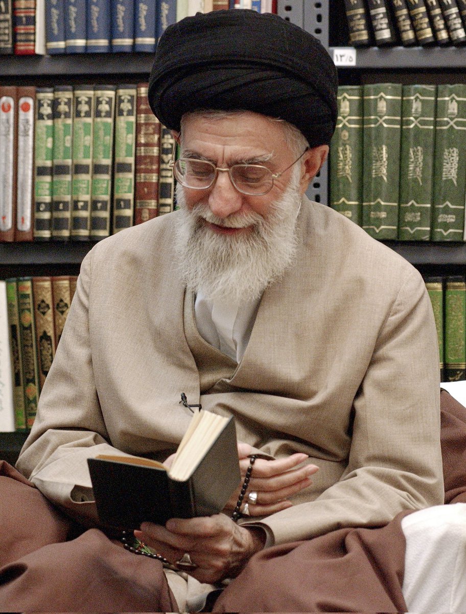 mohadesse33's tweet photo. ما نسلِ بعد از رهبر شهیدیم؛
نسلی که یاد گرفته در سختی‌ها خم نشود.
پرچم بر زمین نمی‌ماند،
وقتی ملتی تا پای جان ایستاده است.
#تا_پای_جان_برای_ایران
#جانیم_ایران
#لبیک_یا_خامنه_ای https://t.co/HmAMcufYCA