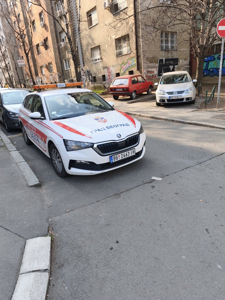 hehule's tweet image. Kako se komunalna milicija parkira ispred direkcije na Paliluli, gde su deo ulice uzurpirali žutom trakom za vozila. 
#beograd #komunalci @stefansimicbg