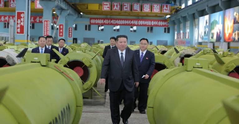 sahelbrut3's tweet image. #Corée du Nord | Kim Jong-un annonce que la marine se dote d’armes nucléaires après le tir d’un missile mer-sol.