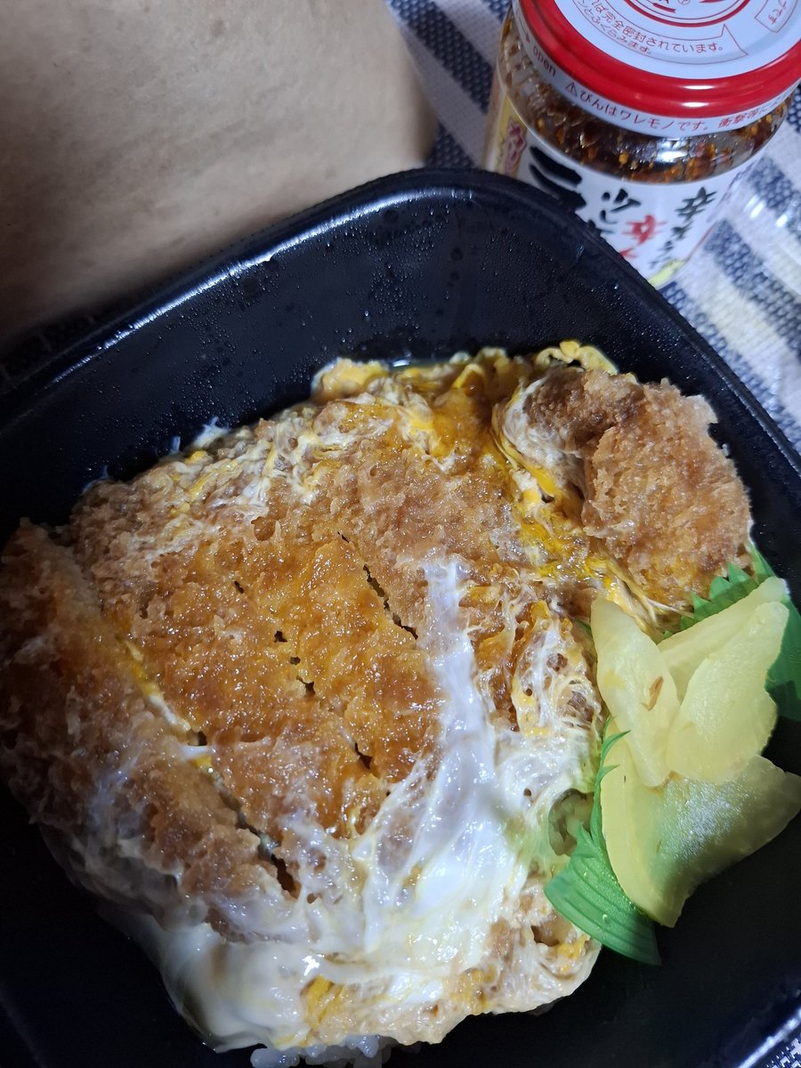 今夜はカツ丼にした！　カツの両端は一番最後のお楽しみ派です🤭　お弁当屋さんで待ってる時、隣の隣のイスに座ってたニキがひとりでブツブツ言ってたからびびったよ🤣