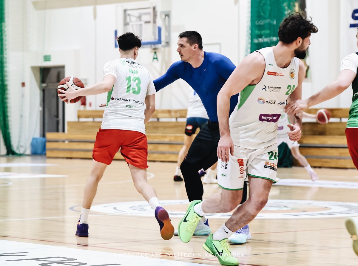 WeegreeAZS's tweet photo. Głów nie zwieszamy – ciężko pracujemy 🙌🏻!
A już w sobotę ważny mecz z Żubry Białystok 🫵🏻!
#goazs https://t.co/Is1KZSKUlc