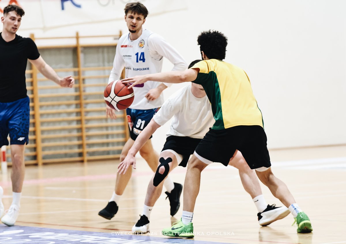 WeegreeAZS's tweet photo. Głów nie zwieszamy – ciężko pracujemy 🙌🏻!
A już w sobotę ważny mecz z Żubry Białystok 🫵🏻!
#goazs https://t.co/Is1KZSKUlc