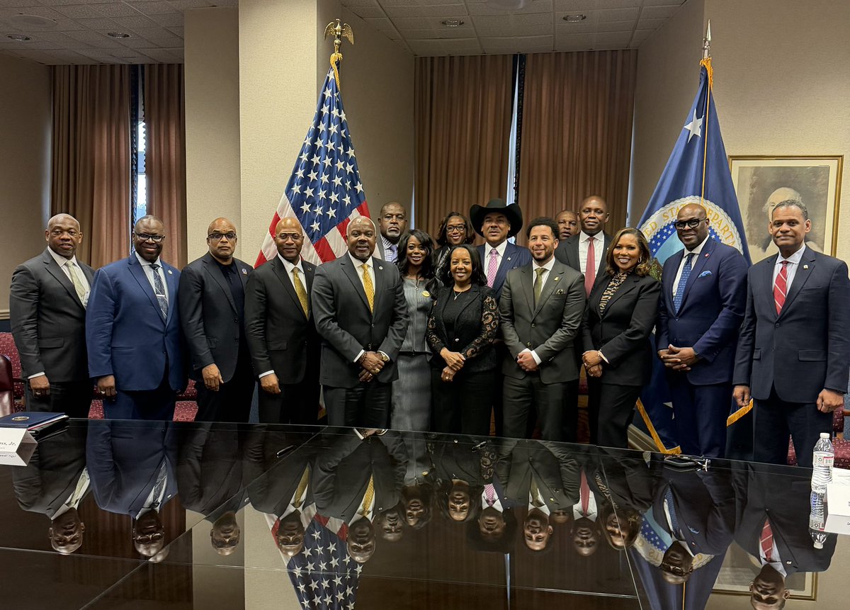 Bruce_LeVell's tweet photo. Incredible event with @SecRollins  welcoming our 1890 HBCU land-grant universities strengthening partnerships and renewing an MOU to expand scholarships, research, and talent pipelines for rural America. Other universities in attendance are supporting Make America Healthy Again while developing solutions to eliminate food deserts in urban America. 🇺🇸🌱 @USDA  #MAHA