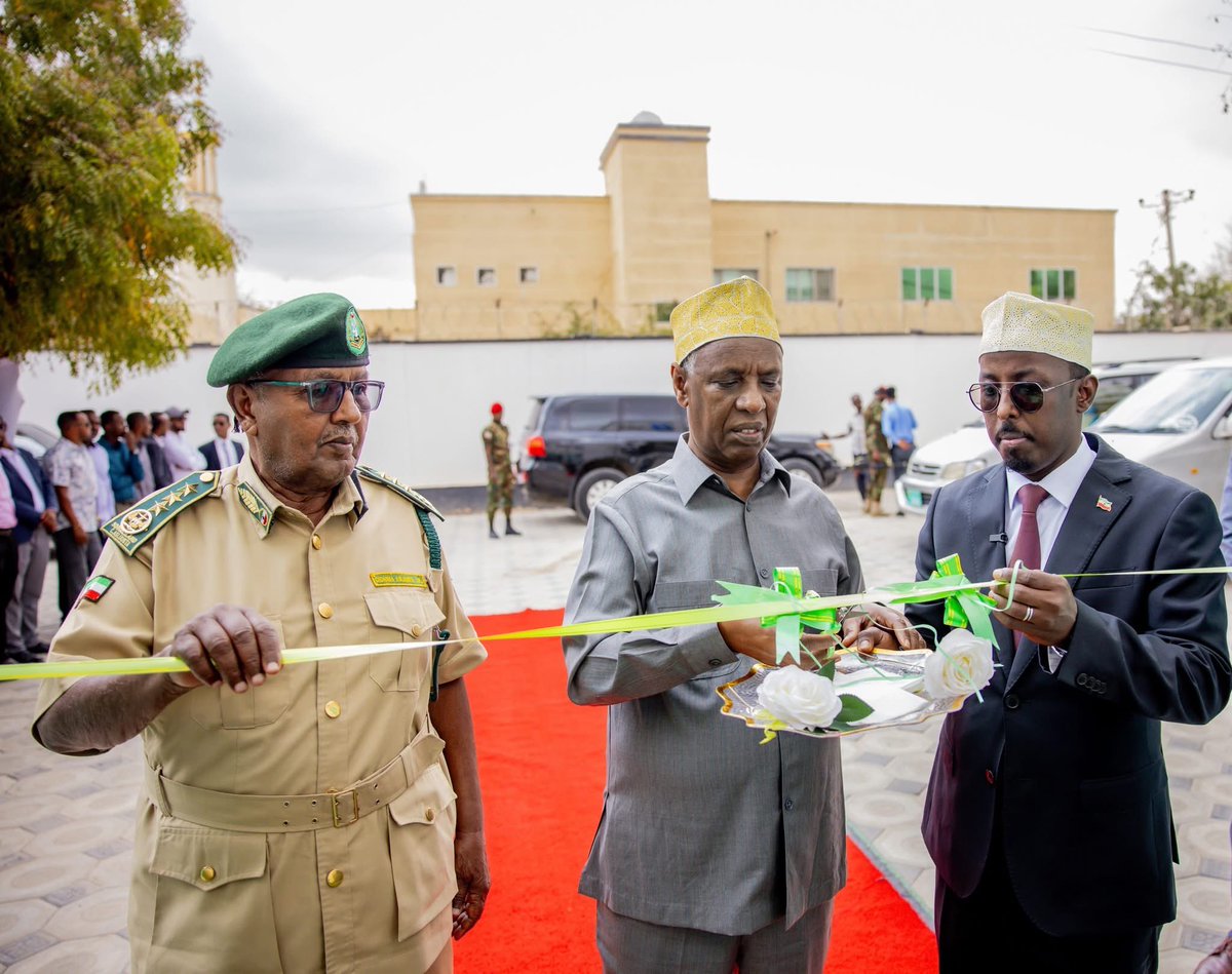 YonisAhmedYonis's tweet photo. It was a great pleasure for me today to welcome the Vice President of the #Republic of #Somaliland H.E. Mohamed to the Ministry of Justice headquarters, where he graciously cut the ribbon to inaugurate the new multi-storey building we have recently added. https://t.co/VHT1d7ArZ6