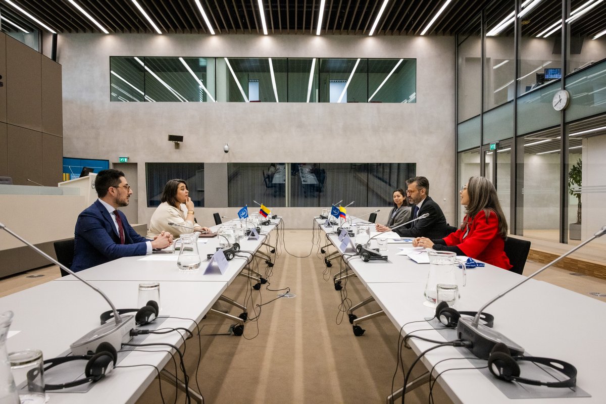 CourPenaleInt's tweet photo. 📷 La Directrice exécutive du Fonds au profit des victimes @TFV_FPV Deborah Ruiz Verduzco a rencontré le Vice-Ministre des Affaires multilatérales de #Colombie, S.E. M. Mauricio Jaramillo Jassir, lors de sa visite à la Cour. #SoutienàlaCPI @CancilleriaCol https://t.co/VidF0Vc5xD
