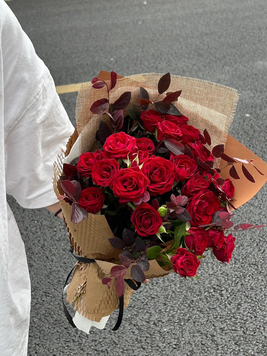 A handful of roses, a heart full of joy. ❤️📷